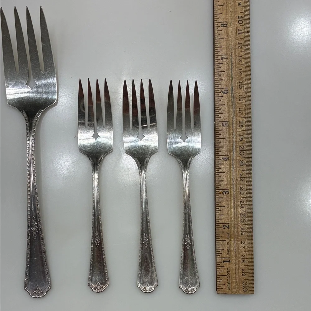SUPERIOR WILCOX SILVER PLATE MEAT FORK AND 6 SALAD FORKS VINTAGE